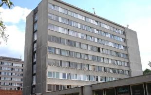 Komer�n� nemovitost, Hradec Kr�lov� - Pohled na budovu